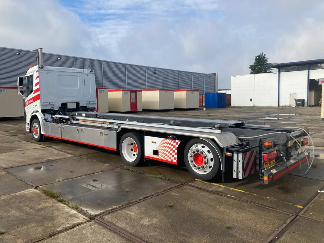 Achteraanzicht van de nieuwe vrachtwagen van ZHV Verhuur op een bedrijventerrein.
