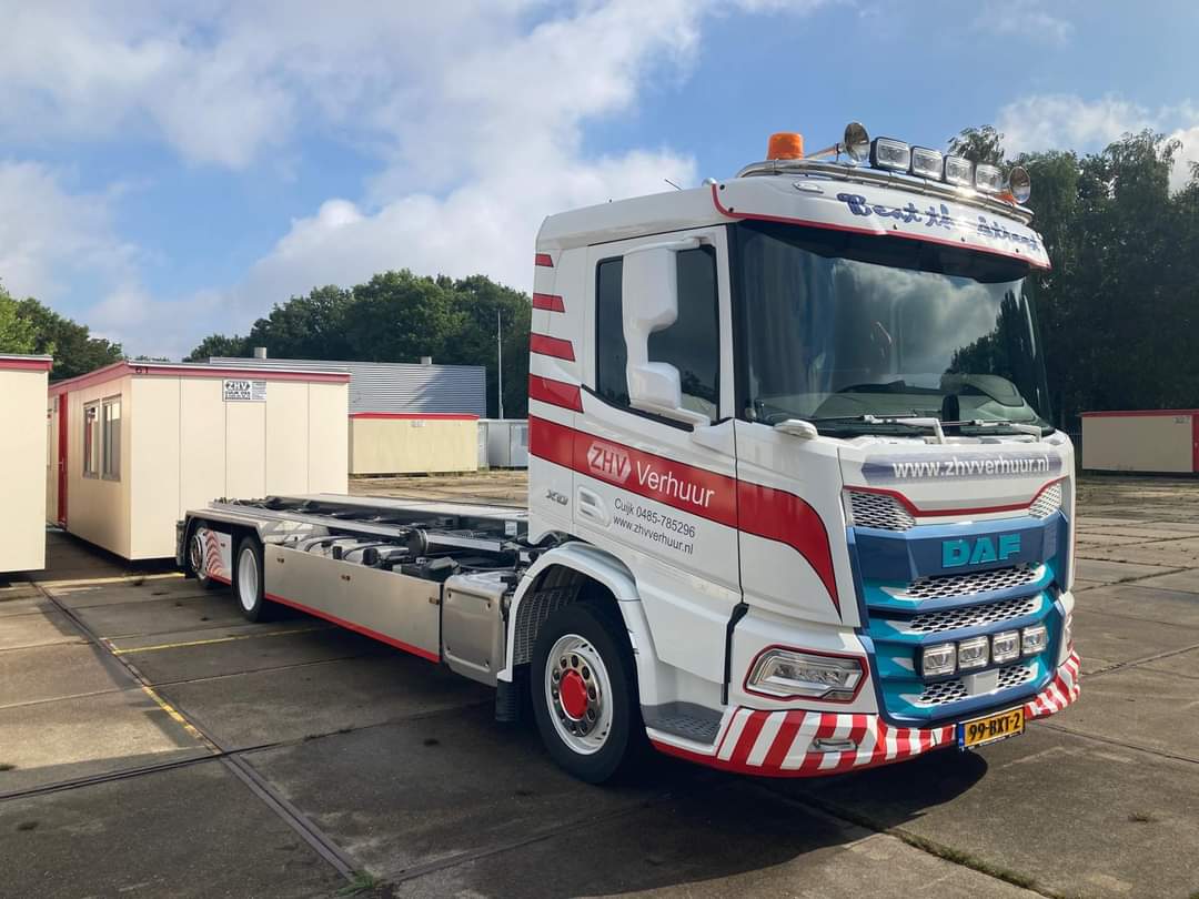 Vooraanzicht van de nieuwe vrachtwagen van ZHV Verhuur op een bedrijventerrein.